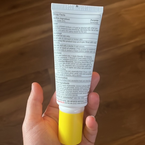 First Aid Beauty MINERAL SUNSCREEN ZINC OXIDE BROAD SPECTRUM SPF 30 - Picture 2 of 6